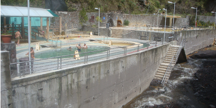 Banos-heetwaterbronnen-zwembad-rivier-Ecuador