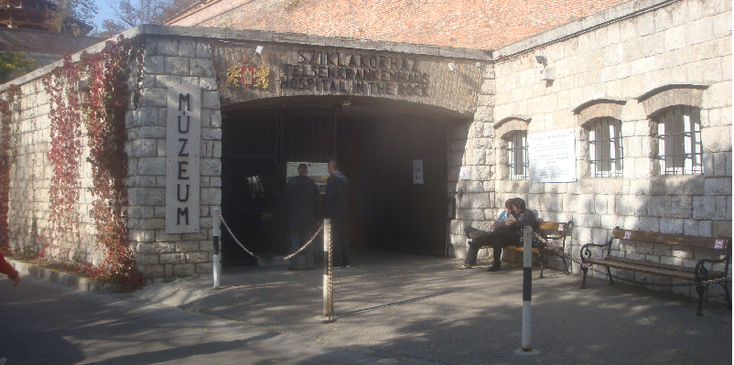 Ziekenhuisgrot-museum-ingang-Boedapest-Hongarije