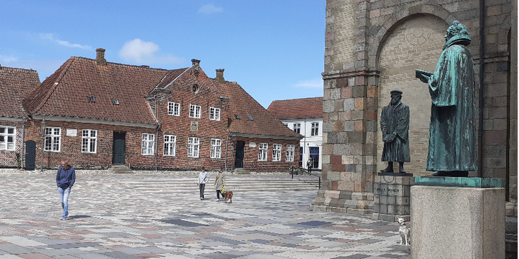 Ribe-Torvet-beelden-plein-kerk-middeleeuwse-stadscentrum-Denemarken