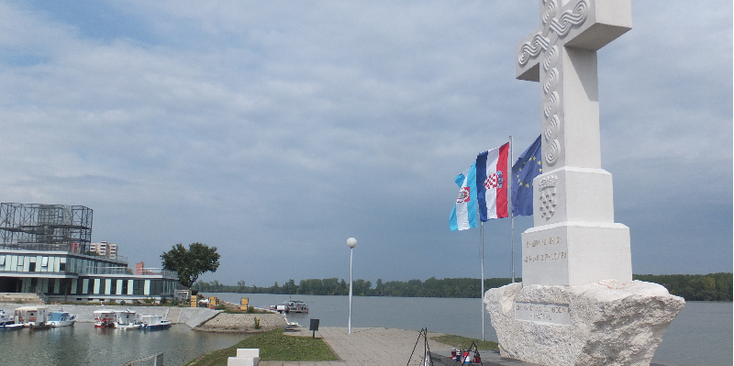 Vukovar-kruis-monument-Vuka-rivier-Kroatië