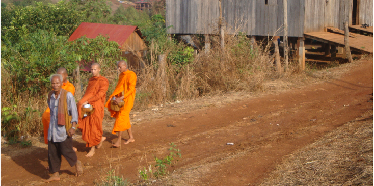 Ban-Lung-monniken-Ratanakiri-Cambodja-straatleven