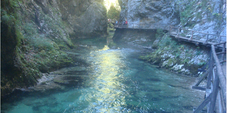 Vintgar-kloof-rivier-azuurblauw-water-Bled-pad-houten-Slovenië