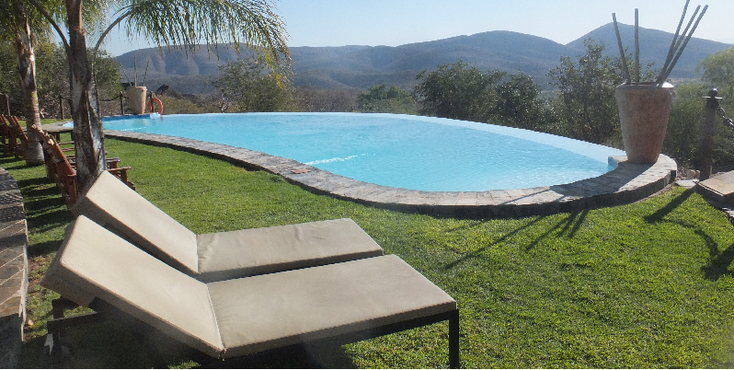 Country-Hotel-Opuwo-camping-zwembad-Namibië