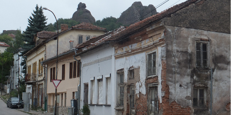 Belogradchik-rotsfort-Kaleto-Bulgarije-afgebladderd-huis