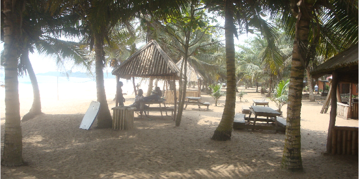 Akwida-Green-Turtle-Lodge-Ghana-strand-strandhut-zon-zee-zonnen