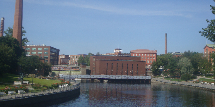 Finlayson-centrum-rode-bakstenen-Tampere-Finland-kanaal-fabriek-schoorstenen