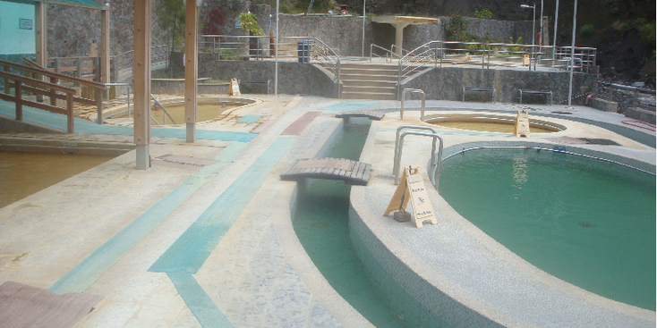 Banos-Piscina-El-Salado-heetwaterbronnen-zwembad-rivier-Ecuador