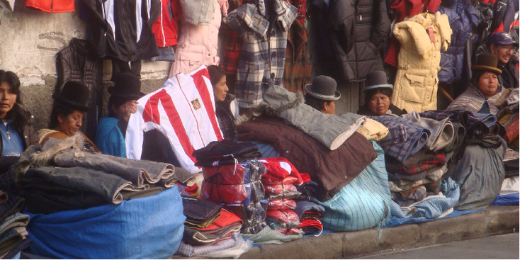 La-Paz-markt-kleding-verkoop-Bolivia