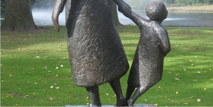 Vlucht-de-monument-park-beeld-vrouw-kind-WW2-Breda-Nederland