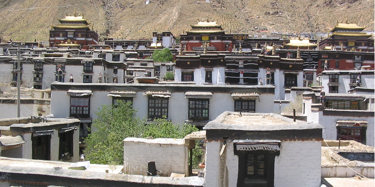 Shigatse-Tashilhunpo-klooster-Tibet-China-stadsmuur-huizen