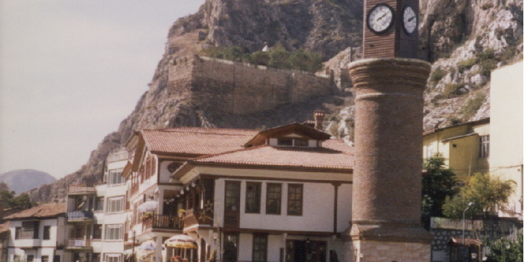 Amasya-klokkentoren-Ottomaanse-huizen-rivier-Turkije