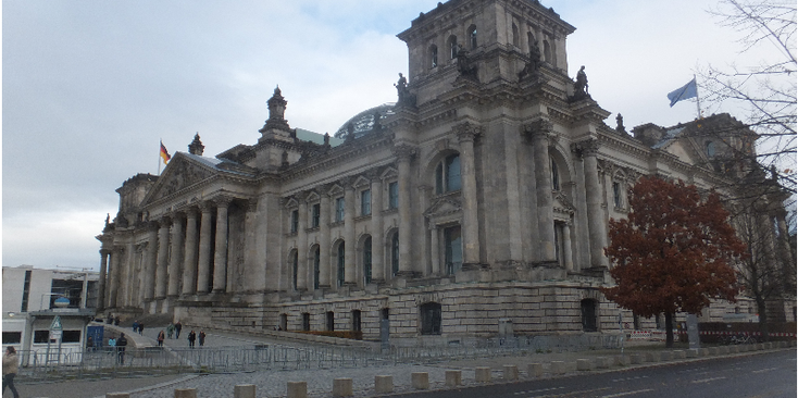 Reichstag-koepel-vlag-Bundestag-regering-Berlijn-Duitsland