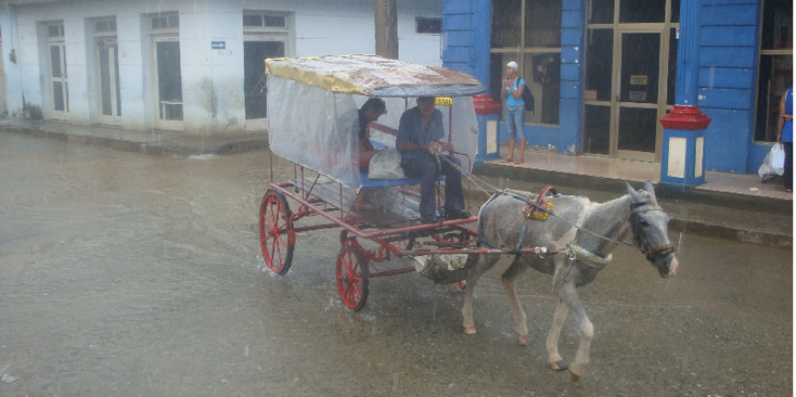 Baracoa-Cuba-regen-straatleven-paad-en-wagen