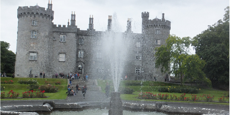 Kilkenny-kasteel-fontein-Ierland-gras