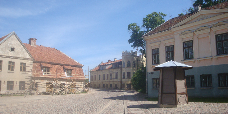 Kuldiga-plein-architectuur-traditioneel-huizen-Letland