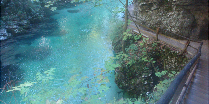 Bled-Vintgar-kloof-waterval-azuur-blauw-rivier-looproute-houten-Slovenië