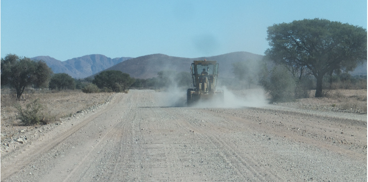 Stoffige-wegen-zand-grind-zandschuiver-Namibië