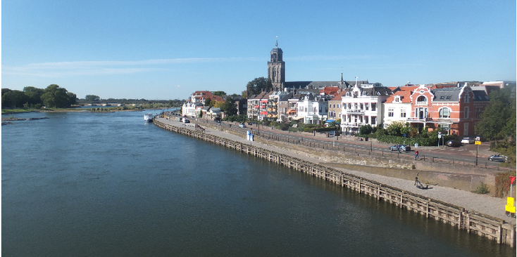 Deventer-IJssel-rivier-kade-kerk-Nederland