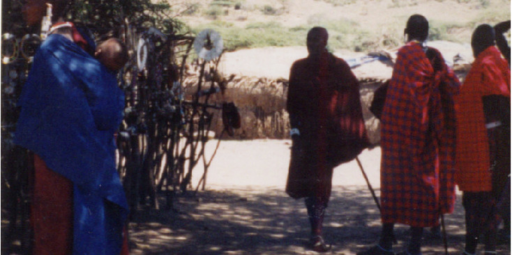 Masai-lokale-bevolking-dorp-rode-kleden-Tanzania-Serengeti-nationaal-park