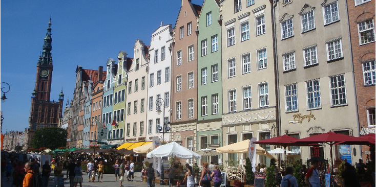 Dlugi-Targ-grote-markt-Nederlandse-Vlaamse-architectuur-gekleurde-huizen-kerk-Gdanks-Polen