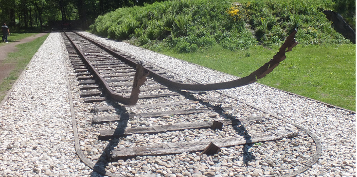 Westerbork-concentratiekamp-rails-Nationaal-Monument-Joden-WW2-omgebogen-Nederland