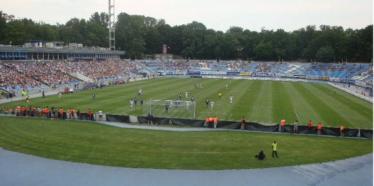 Dynamo-Kiev-voetbal-stadion-veld-wedstrijd-tribune-Oekraïne