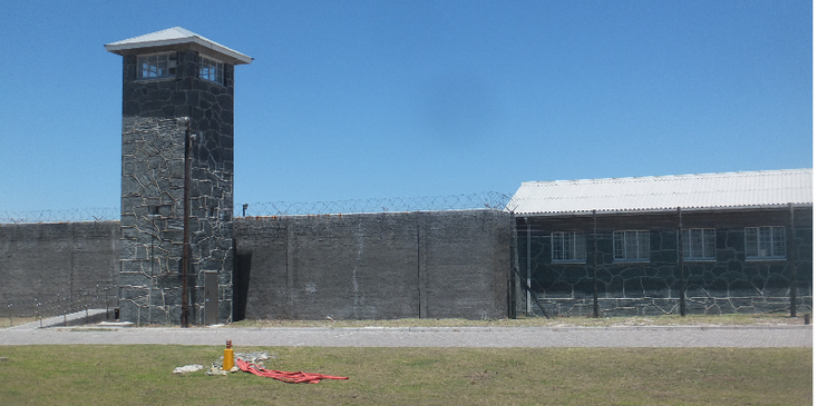 Robbeneiland-gevangenis-wachttoren-prikkeldraad-eiland-Nelson-Mandela-Kaapstad-Zuid-Afrika