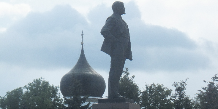Pskov-Lenin-monument-ui-koepel-kerk-Rusland