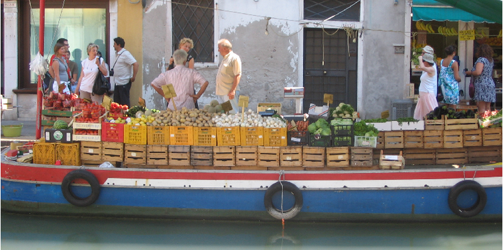 Venetie-drijvende-supermarkt-boot-kade-groente-Italië