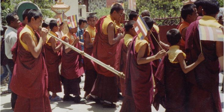 Kathmandu-monnik-tempel-spelen-fluit-Boeddha-Boudhanath-Nepal