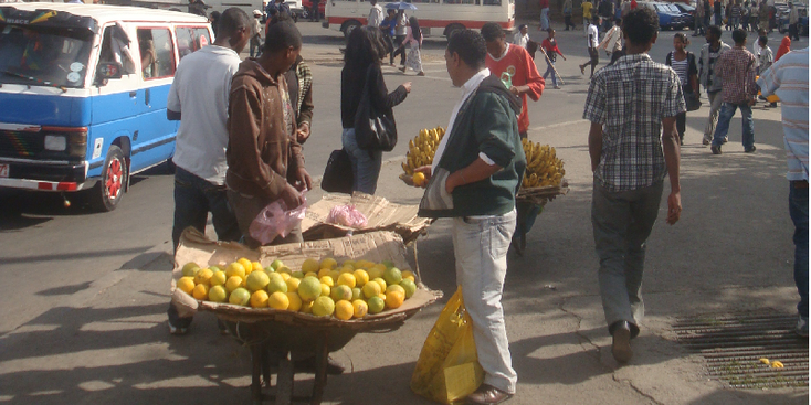 Piazza-Addis-Ababa-citroenen-sinaasappelen-kruiwagen-busje-taxi-Ethiopië
