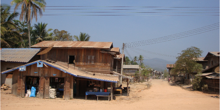 Hongsa-houten-huizen-stoffig-Laos