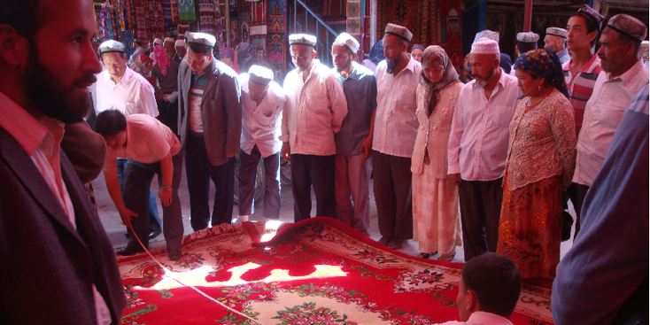 Hotan-China-zijderoute-stad-ezel-en-wagen-Ugur-Uigur-Markt-carpet-tapijt