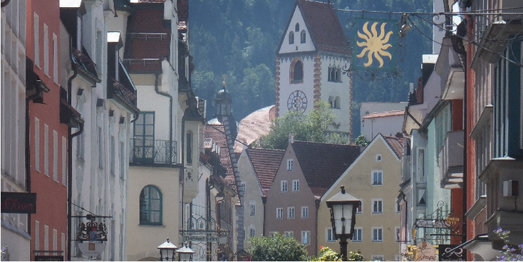 Fussen-gekleurde-koopmanshuizen-vakmanshuizen-kerk-Duitsland