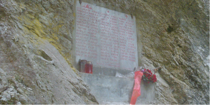 Franja-monument-herdenking-slachtoffers-partizanen-ziekenhuis-hospitaal-Cerkno-Slovenië