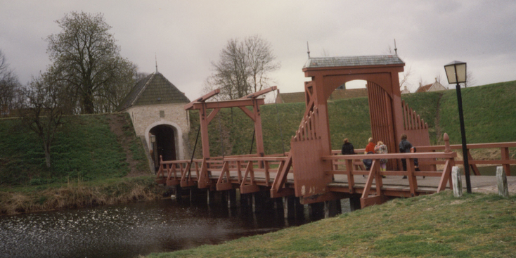 Bourtange-poort-brug-rode-houten-vesting-Groningen-Nederland