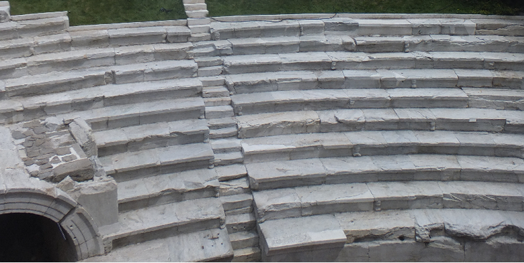 Plovdiv-Romeins-theater-arena-pilaren-columns-Bulgarije-trappen