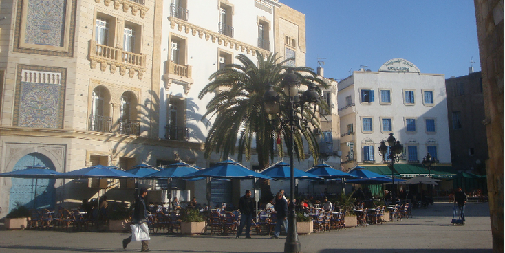 Tunis-Place-de-La-Victoire-plein-palmboom-terras-Tunesië