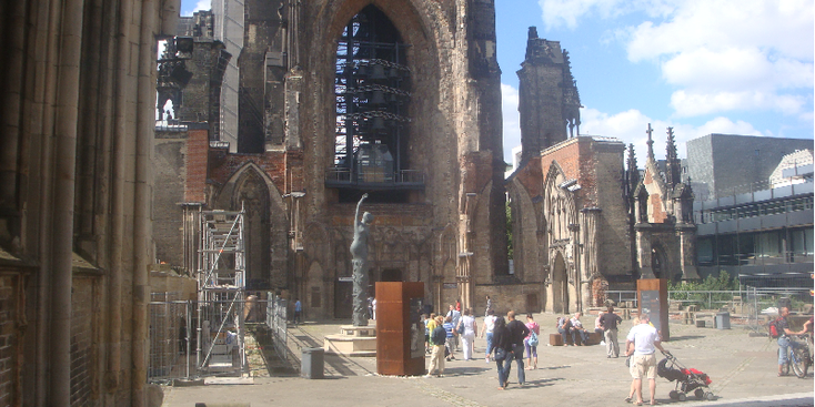 Sint-Nikolai-kerk-ruïne-Hamburg-bombardement-gedenkteken-monument-symbool-WW2-Duitsland