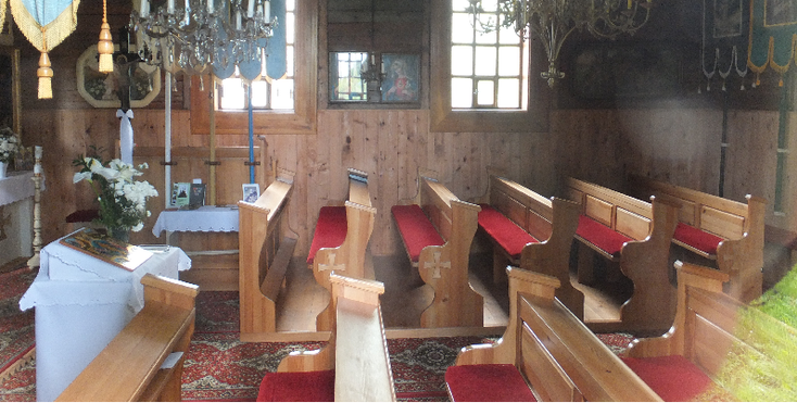 Vysny-Komarnik-houten-kerk-bankjes-altaar-Dukla-pas-Slowakije