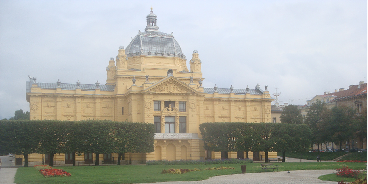 Zagreb-kunst-museum-geel-gebouw-tuin-park-Kroatië