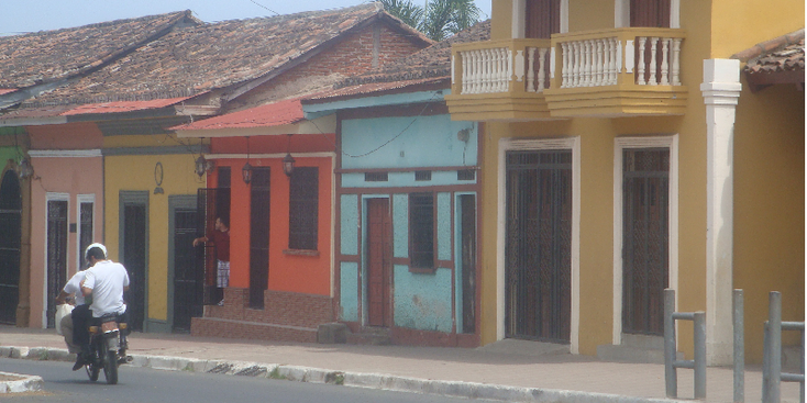 Granada-Spaans-huizen-gekleurd-Nicaragua