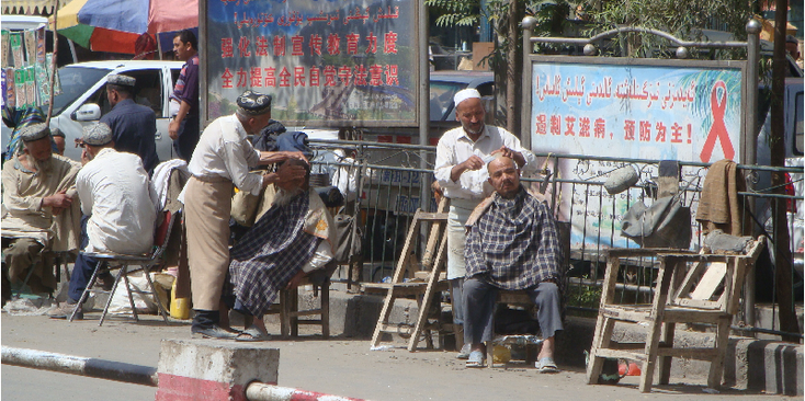 Hotan-China-zijderoute-stad-kapper-buiten-Ugur-Uigur-Markt