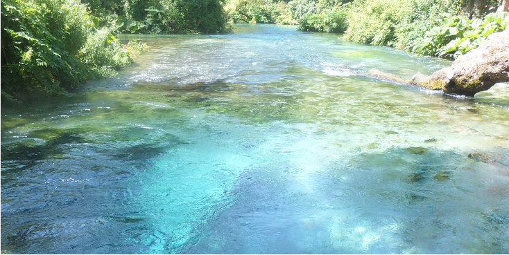 Syri-I-Kalter-blauwe-oog-blue-eye-helder-water-bron-Albanië