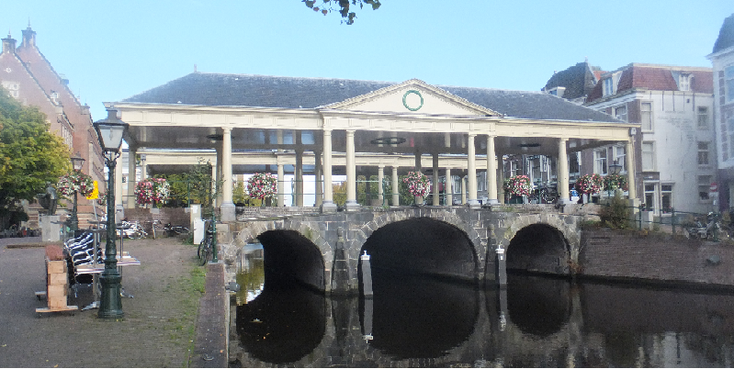 Koornburg-brug-pilaren-Leiden-Nederland
