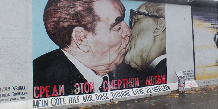 East-Galerie-Berlijnse-Muur-broederkus-Erich-Honecker-Leonid-Brezjnev-Berlijn