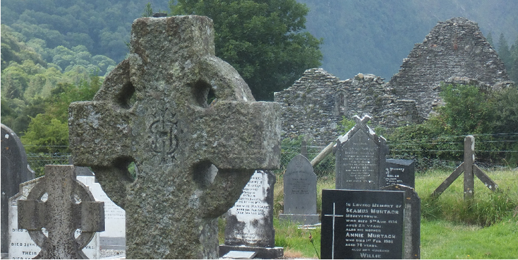Glendalough-klooster-kerk-ruïnes-muur-stenen-toren-Ierland-begraafplaats-grafstenen