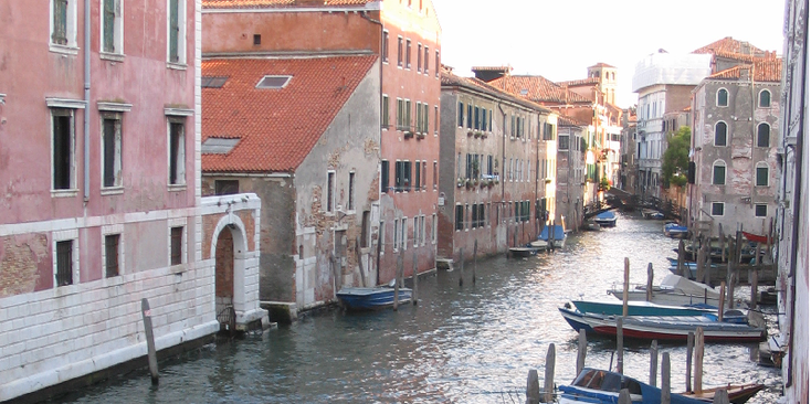 Venetië-kanaal-boten-water-palen-Italië