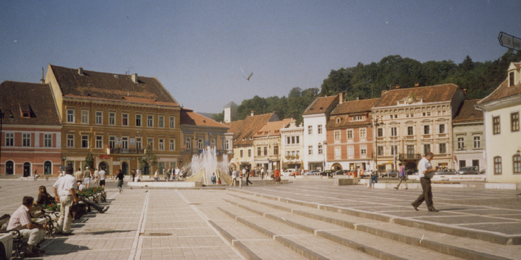 Brasov-groot-marktplein-Transsylvanië-Roemenië-fontein