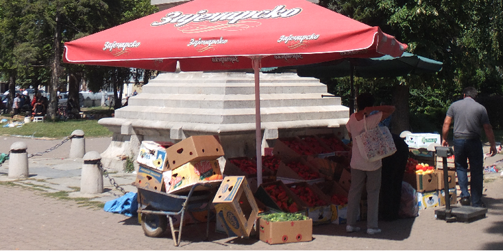 Pazar-markt-Pirot-zonnescherm-fruit-stal-Servië